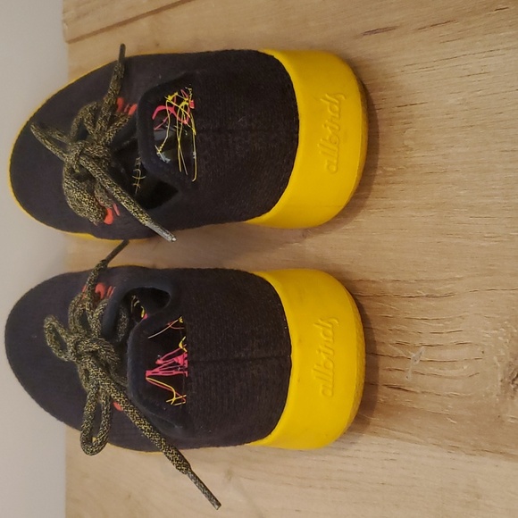 Allbirds Tree Runners Black and Yellow Size 8 Womens - Picture 3 of 6